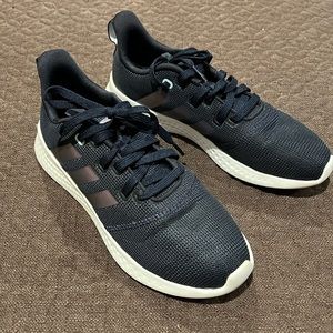 Adidas women’s cloud form comfor sneakers in 8.5. Only worn twice. Great buy.